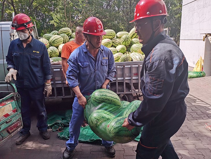 730圖為烏達發電黨工會主席給大家送西瓜的場景.jpg